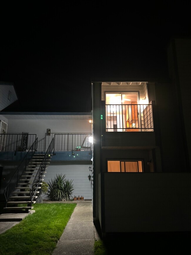 Condo second floor - 445 Almond Dr. #29 Unit Cambridge Place