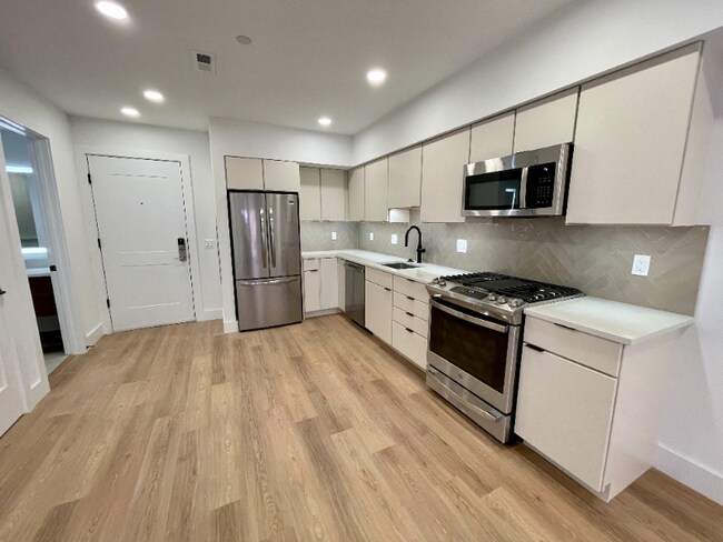 716 L St SE Unit 203