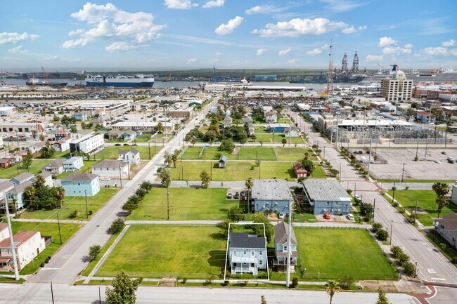 Photo - 2714 Avenue H Unit B-2