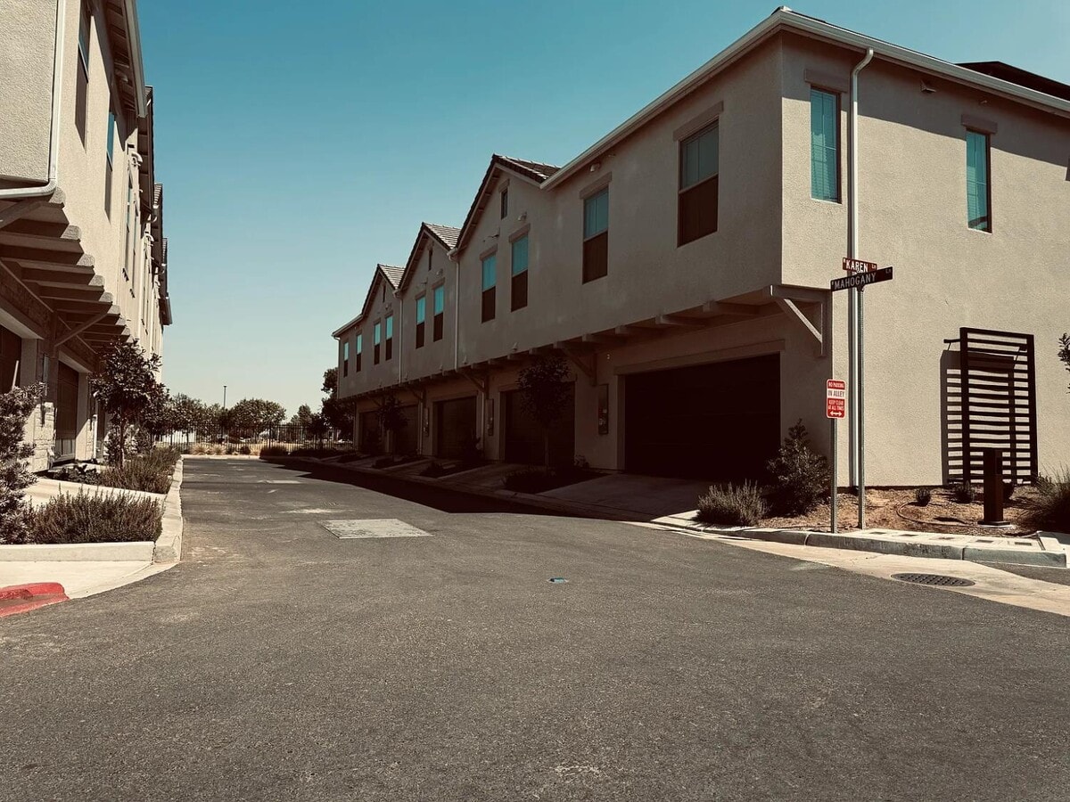 Photo - 413 W Mahogany Ln