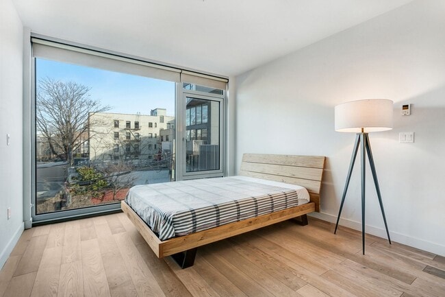 Photo - 630 Lorimer St