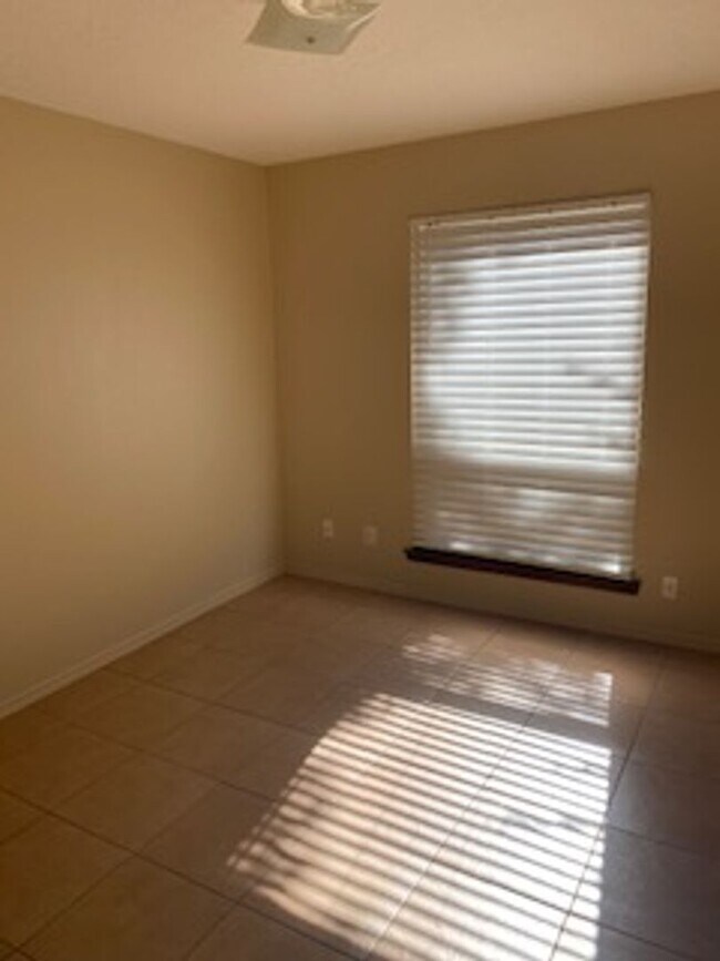 Photo - MENAUL12240 Unidad 12240 Menaul Blvd #C