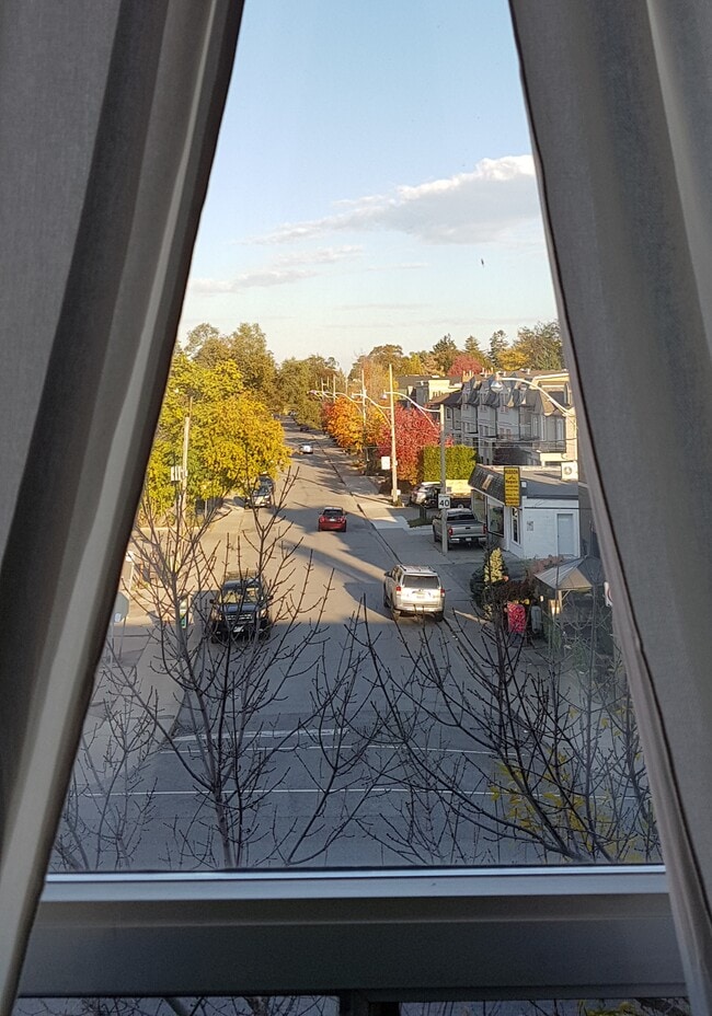 Building Photo - 3234 Yonge St