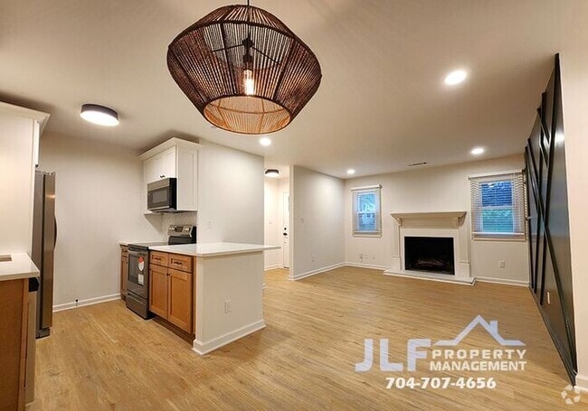 Building Photo - Freshly Updated 2/2 Duplex with Modern Fix... Rental