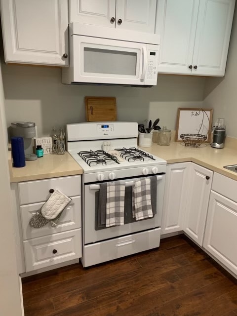 kitchen - 19725 Hiawatha St