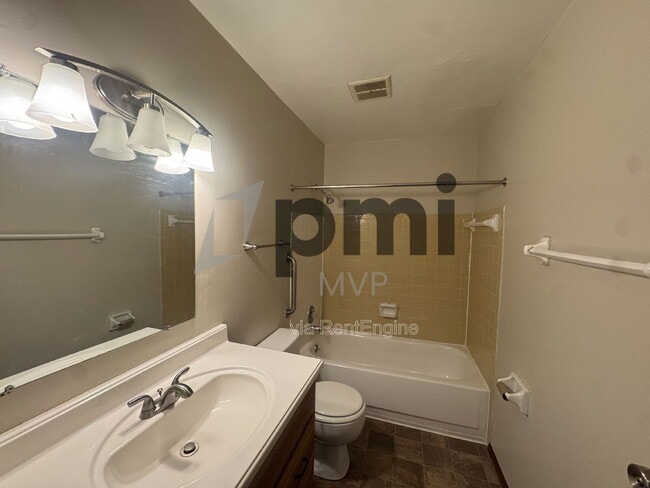 Photo - 90 Stornoway Dr W