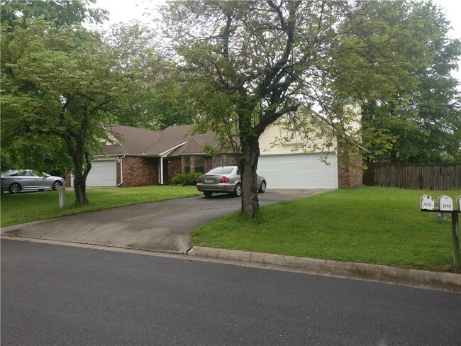 Building Photo - 2050 E Farr Ln