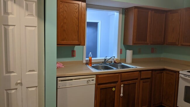 Cocina B - 46824 Flower Dr