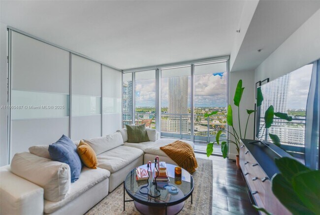 Photo - 92 SW 3rd St Unidad 2707