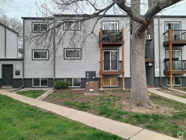 Building Photo - Immediate availability for a 2bd/1ba condo... Unit B1
