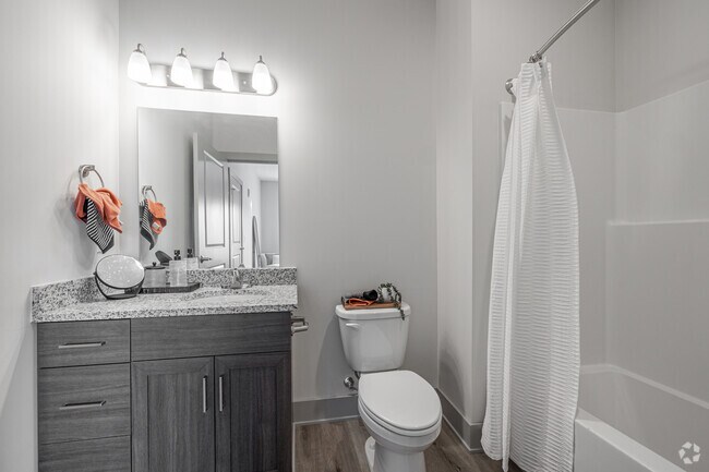 2BR, 2BA - 1,087SF - The Shoreline - Bathroom