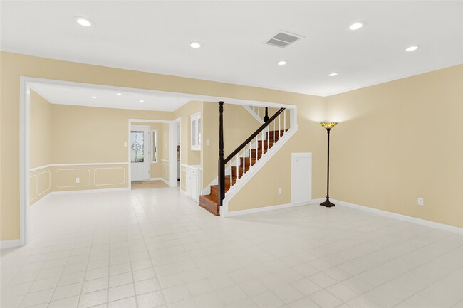 Photo - 1870 Saxony Ln