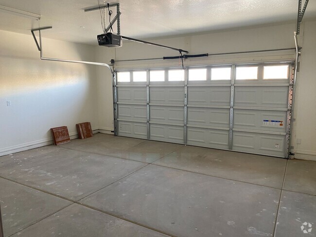 Building Photo - 2 Bedroom in a Gated Community Rental