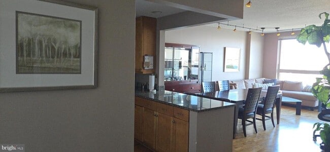 Building Photo - 717 S Christopher Columbus Blvd Unit 1505