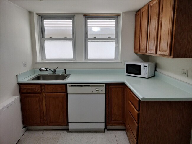 Photo - 1943 W Oakdale Ave Apartments Unit Garden