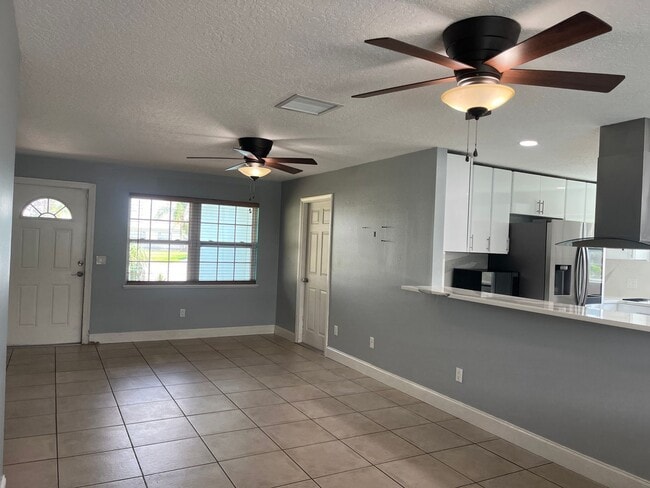 Photo - 375 Carrousel Ct
