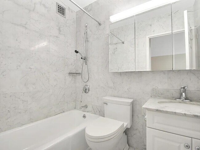 Photo - 30 W 63rd St