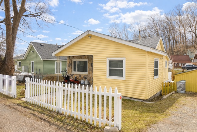 Building Photo - Nice 2 bedroom ranch with lake access