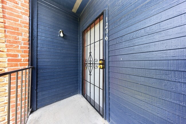 Building Photo - 13480 S Thorntree Dr Unit 1206
