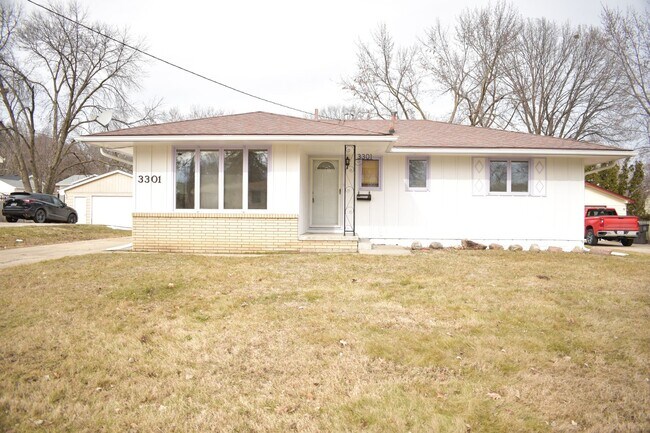 Spacious 3 Bedroom house with 1.5 bathrooms - Spacious 3 Bedroom house with 1.5 bathrooms