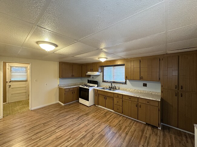 Photo - 105 W Chartes St