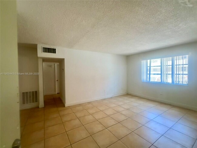 Photo - 1851 NE 168th St Unidad A3