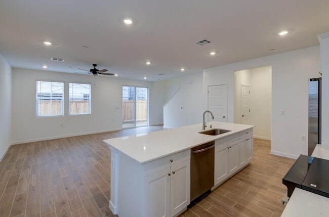 Photo - 905 Plum Tree Ave