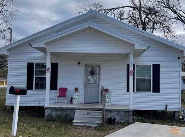 Building Photo - 2 BED/1 BATH HOUSE