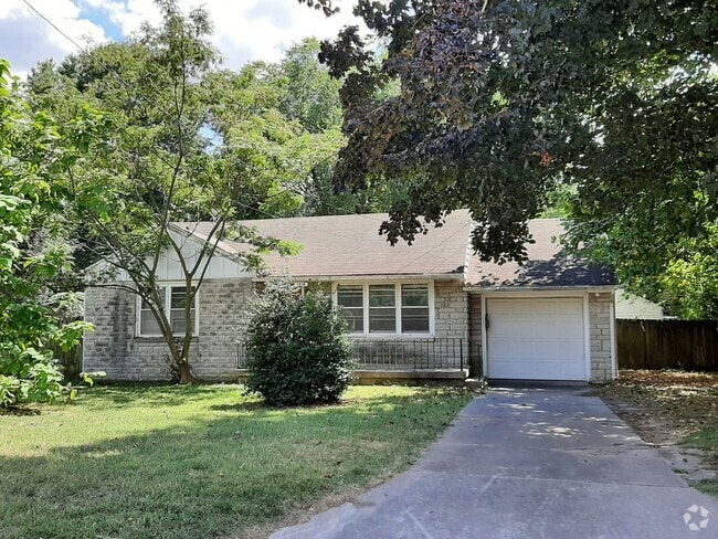 Building Photo - Very cute 2 Bedroom home on a corner lot f...