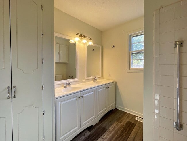 Photo - 597 N Forest St