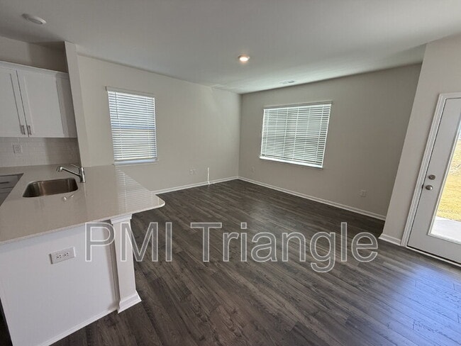 Photo - 434 Belgian Red Wy