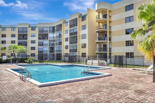 Building Photo - 6575 W Oakland Park Blvd Unit 412 Rental