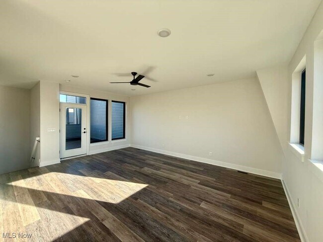 Photo - 1495 Superior Ave E