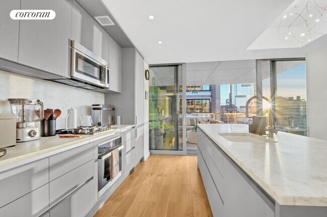 Photo - 547 W 47th St