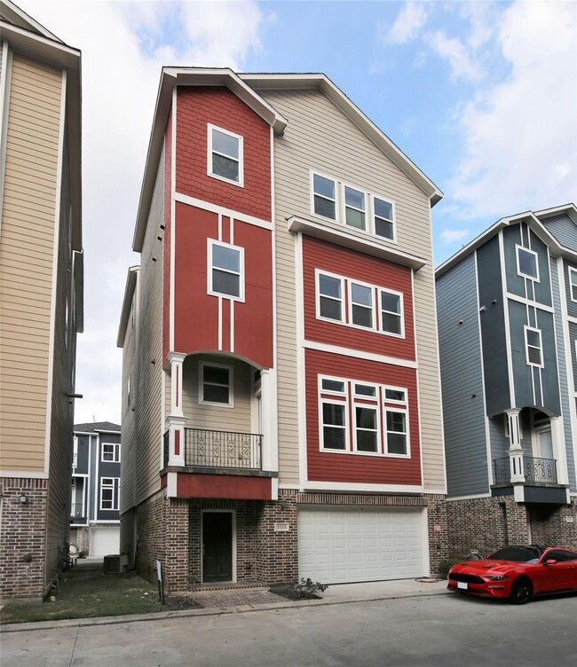 Building Photo - 2114 Bidwell Dr