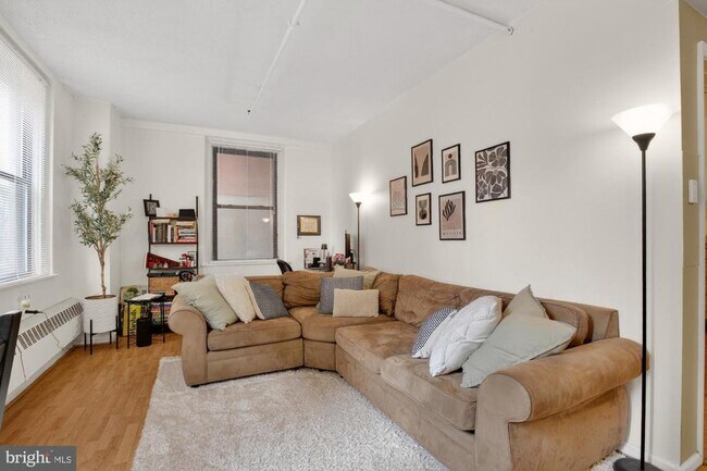 Building Photo - 1324 Locust St Unit 212