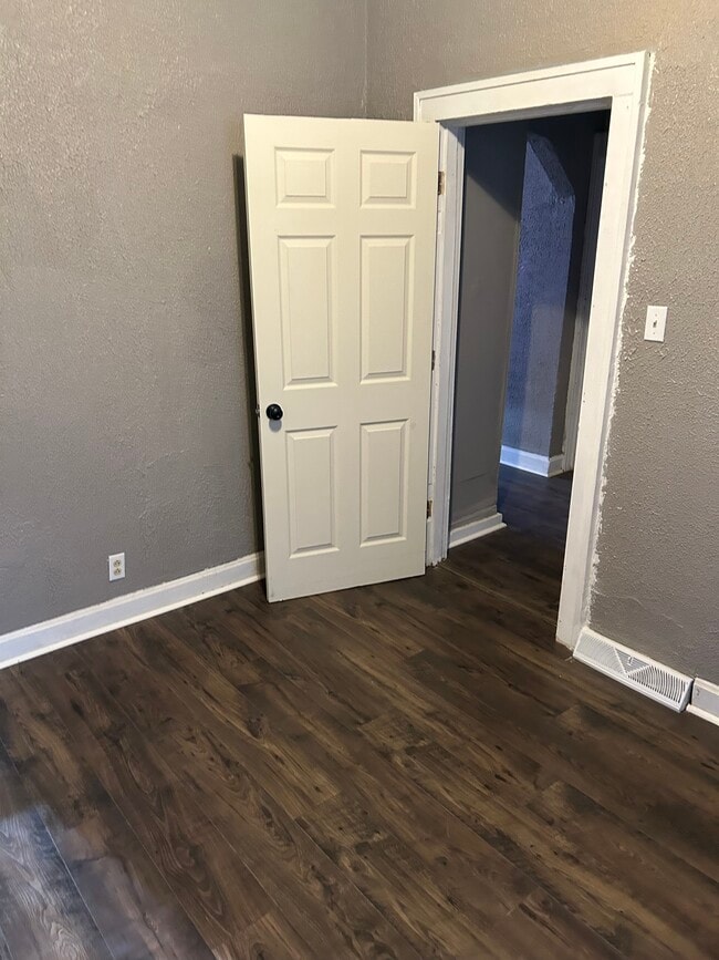 Photo - 863 N 74th St