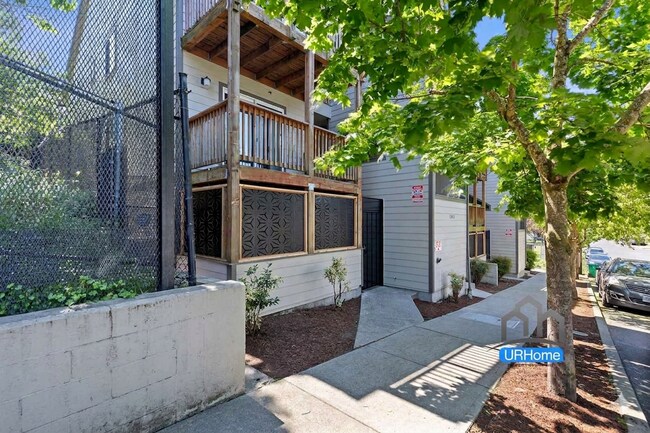 Building Photo - 11940 SE Ash St Unit 203