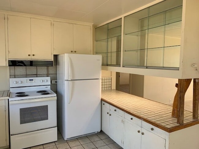 Building Photo - Two Bedroom Duplex