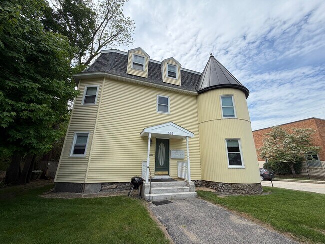 Building Photo - 682 Beech St Unit 5
