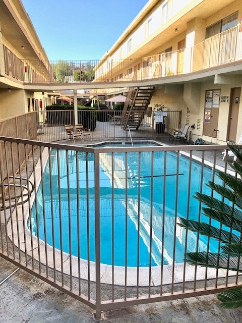 ¡Espectacular piscina - Townhouse Apartments