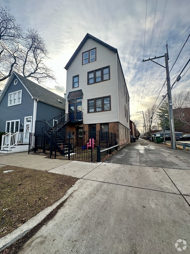 Building Photo - 3342 N Hoyne Ave Rental