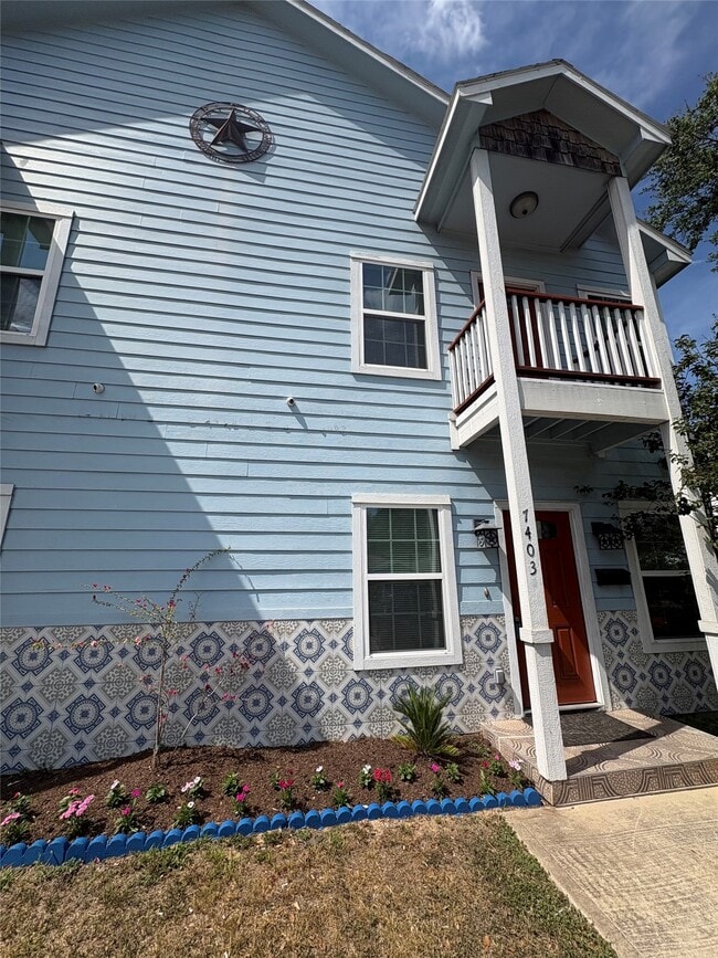 Building Photo - 7403 Buena Vista St