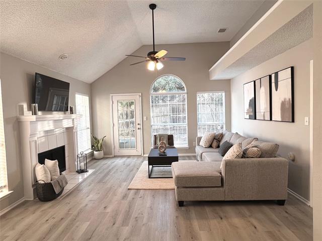 Building Photo - 2109 Acosta Ln