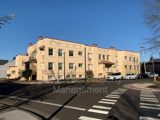 Building Photo - 1745 NW Jackson Ave Unit 3 Rental