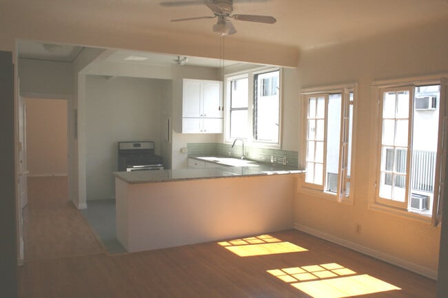 Photo - 1172 N Ardmore Ave Unit 1172