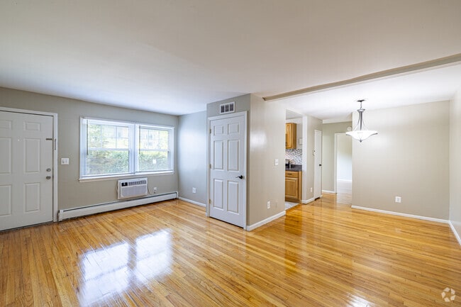 1BR, 1BA - 750SF - Living Room/Dining Room