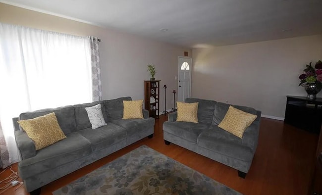 Living Room (Interior) - 327 E Collins Ave