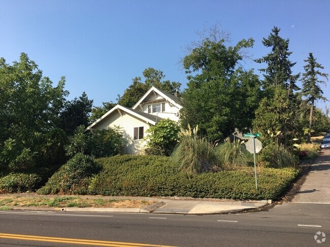 Building Photo - 6 Bedroom House near Downtown and Universi...