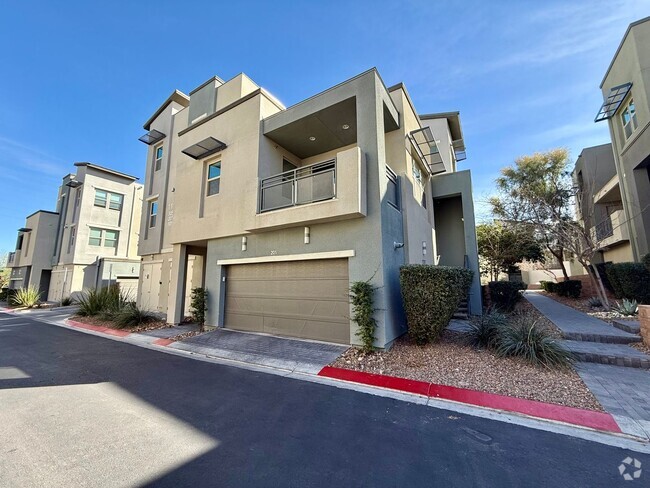 Building Photo - 2/BD 2.5/BA Luxury Gated Townhouse in Summ...